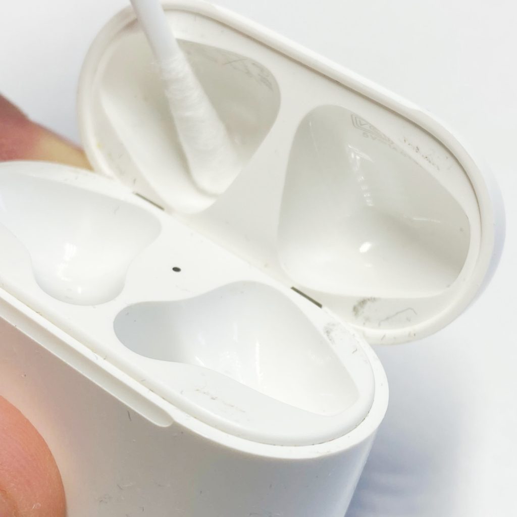 Чистка футляра наушников AirPods
