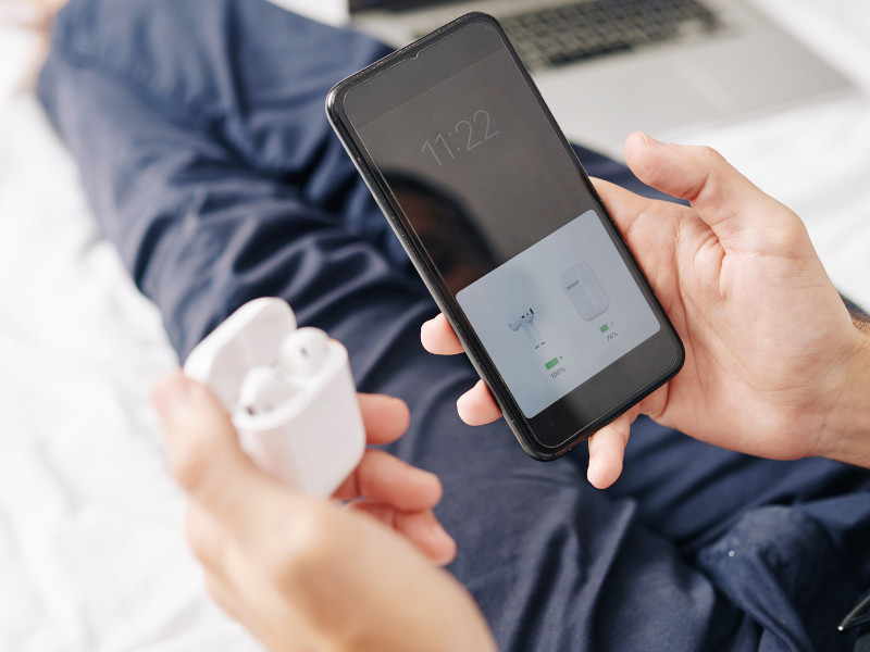 Как синхронизировать наушники AirPods между собой