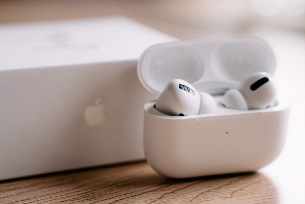 Как синхронизировать наушники AirPods между собой