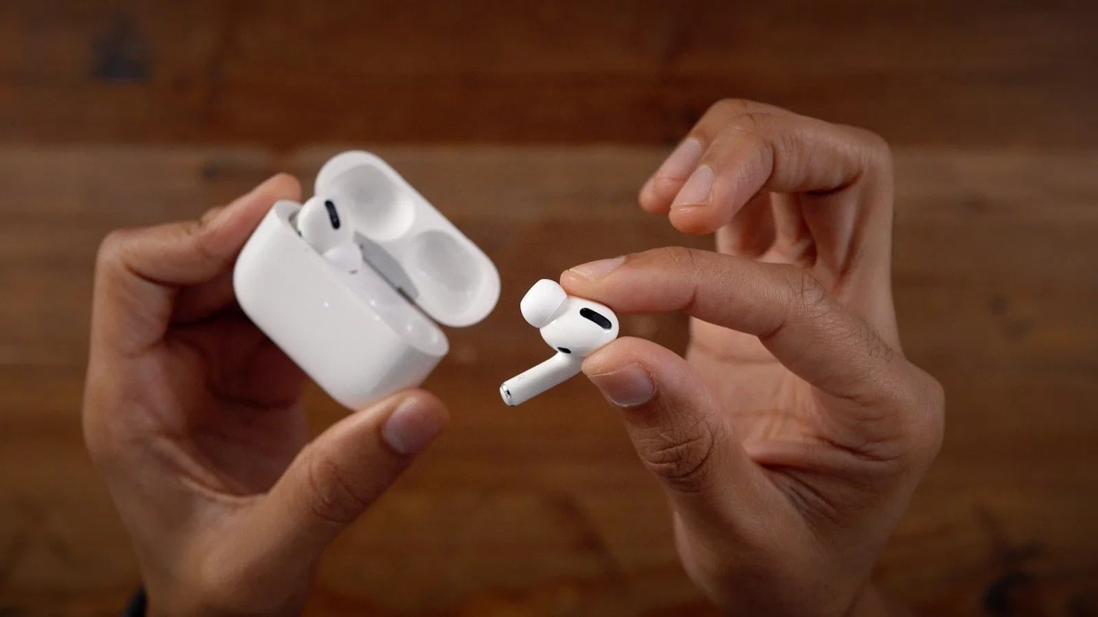 Как синхронизировать наушники AirPods между собой