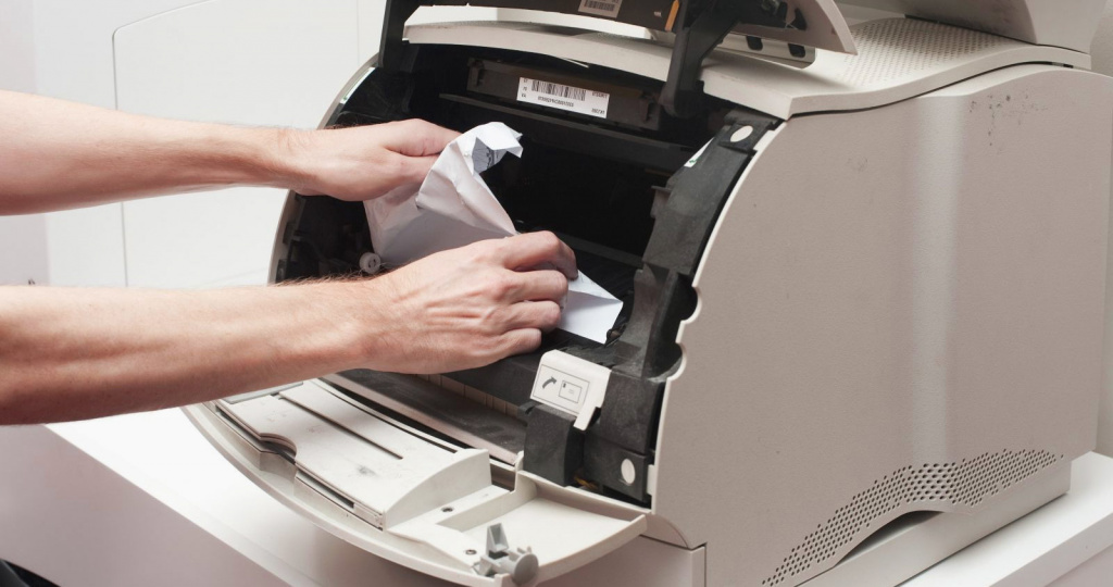 Как вытащить застрявший лист в принтере