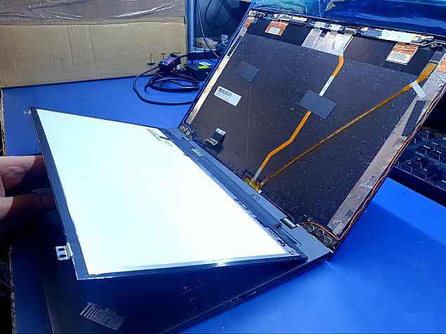 Что делать, если при включении компьютера на экране появляется черный экран?