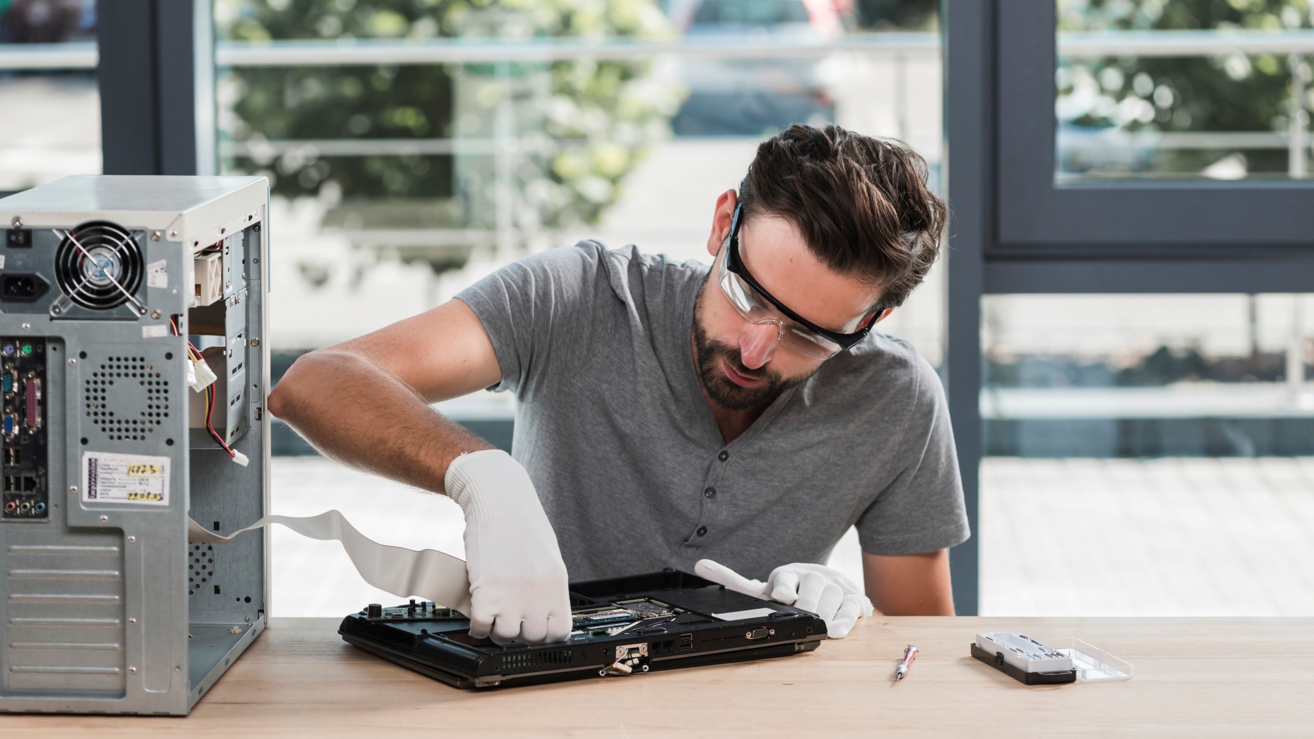 Что делать, если при включении компьютера на экране появляется черный экран?